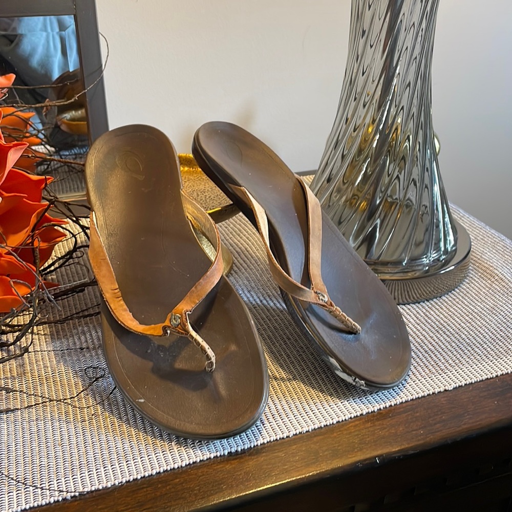 OLUKAI Leather Flip Flops ~ Size 8